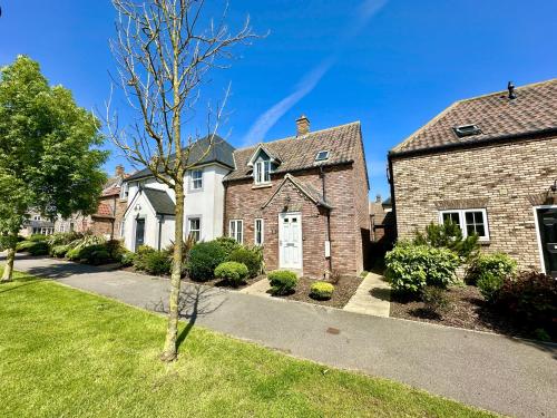 Bluebell Cottage Part of the The Bay Filey Holiday Village with pool gym and direct beach access pub restaurant tennis and meadows walks — 4-Star Luxury Hotel in Filey, United Kingdom