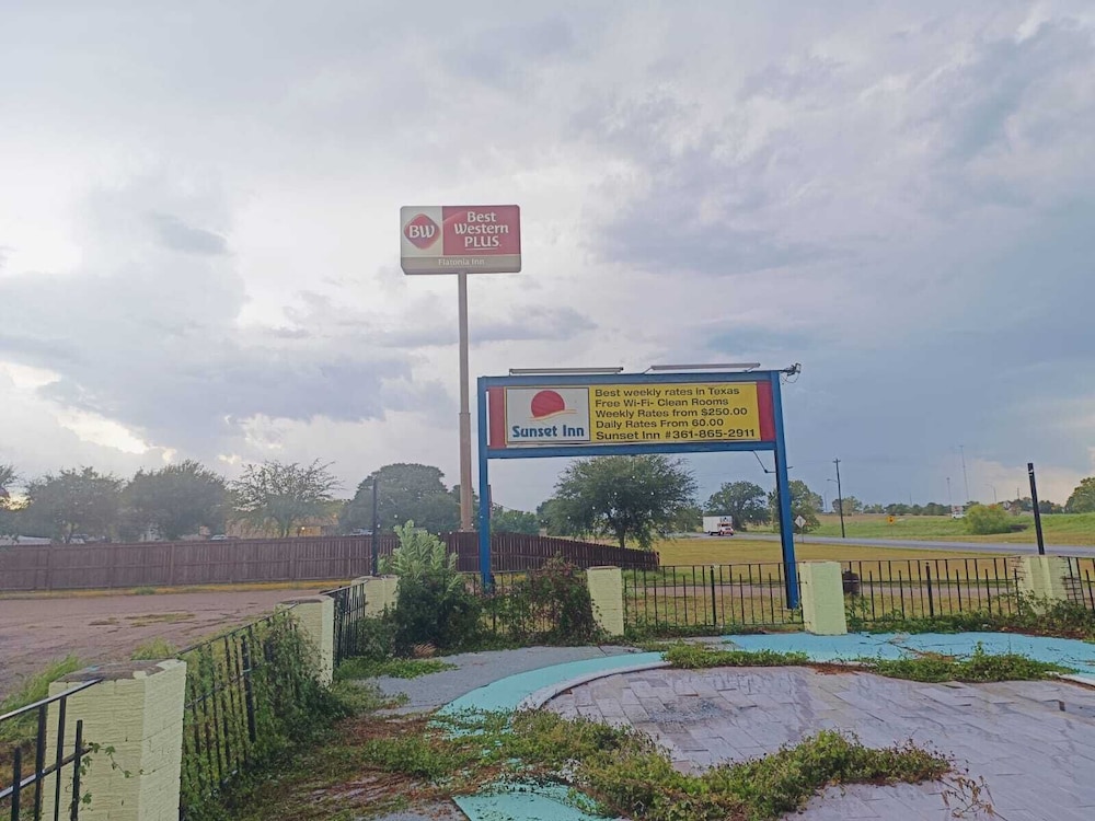 Grumpys Motor Inn Flatonia - photo 37