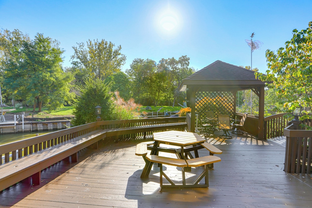 Vermilion River Home with Hot Tub and Private Dock — 4-Star Luxury Hotel in Vermilion, United States