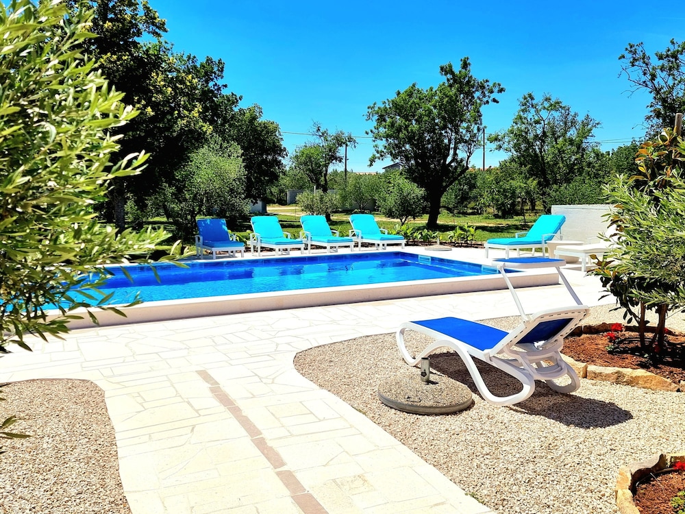 Villa Rosea Domus ZadarVillas — 4-Star Luxury Hotel in Benkovac, Croatia