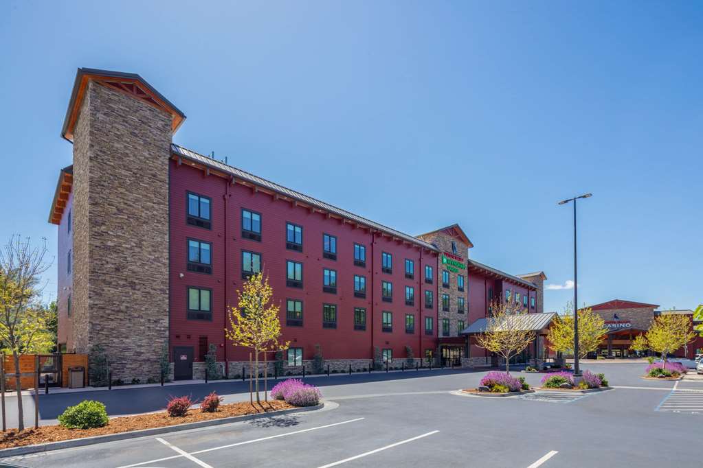 Wyndham Garden Redwood Valley Ukiah pet-friendly hotel Redwood Valley