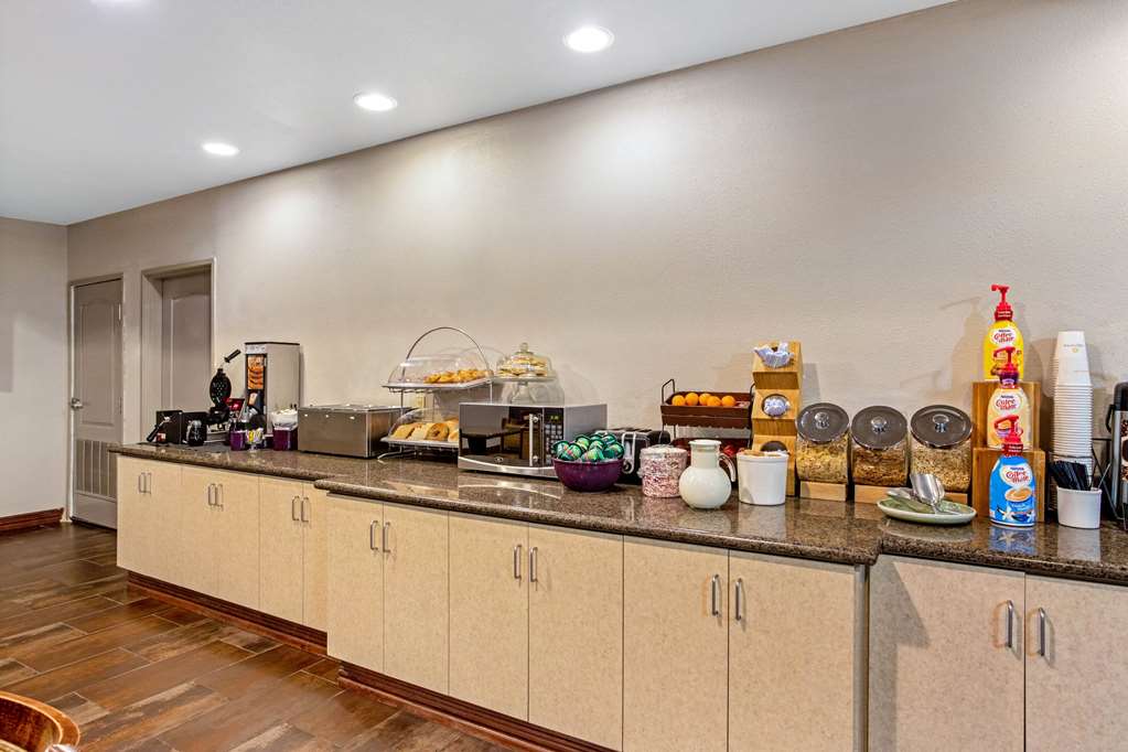 La Quinta Inn & Suites by Wyndham Cleburne - photo 27