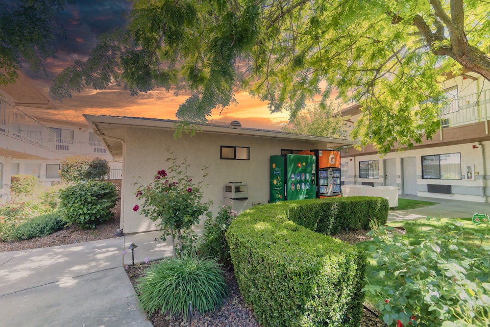 The Oakhurst Inn at Yosemite - photo 39