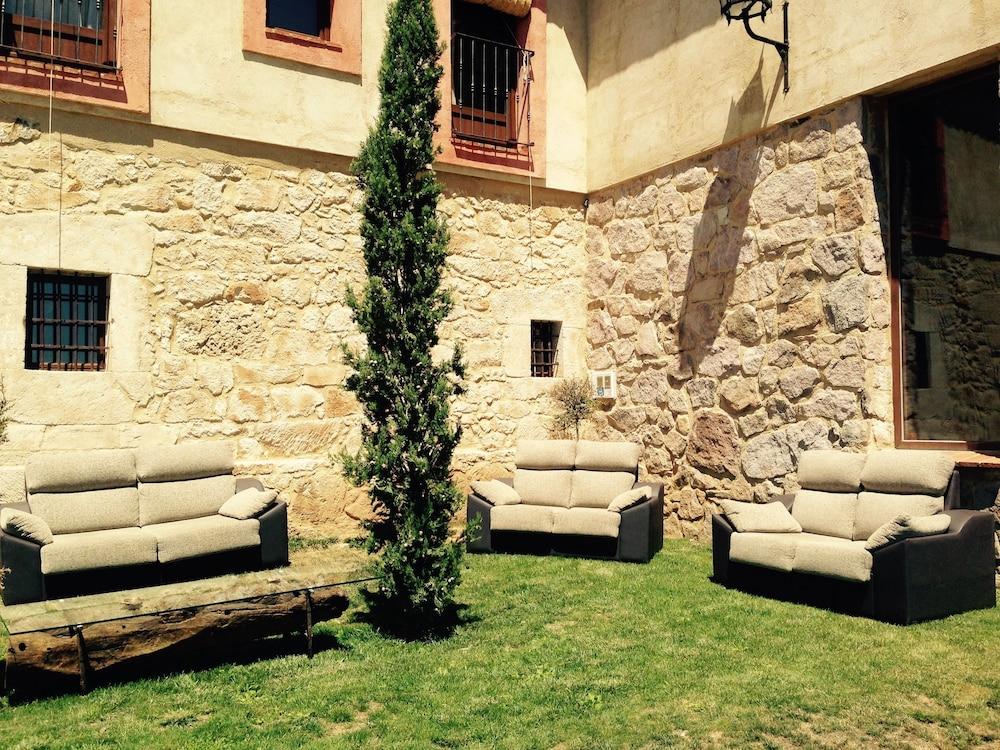Faenas Camperas - carbon neutral hotel in Sando