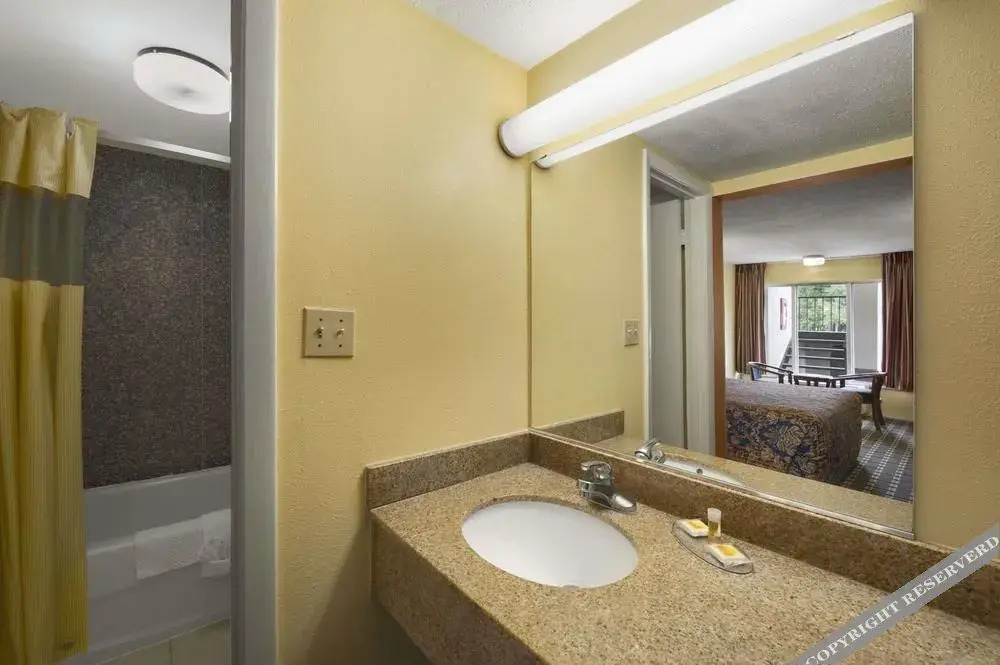 Rose Garden Inn & Suites - photo 13