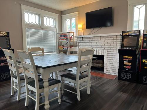House with 10 Beds Sleeps 16 free Driveway Parking — 4-Star Luxury Hotel in Cincinnati, United States