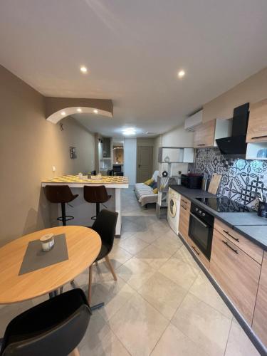 M&S Studio Neuf Climatise Centre Historique in Vias, France