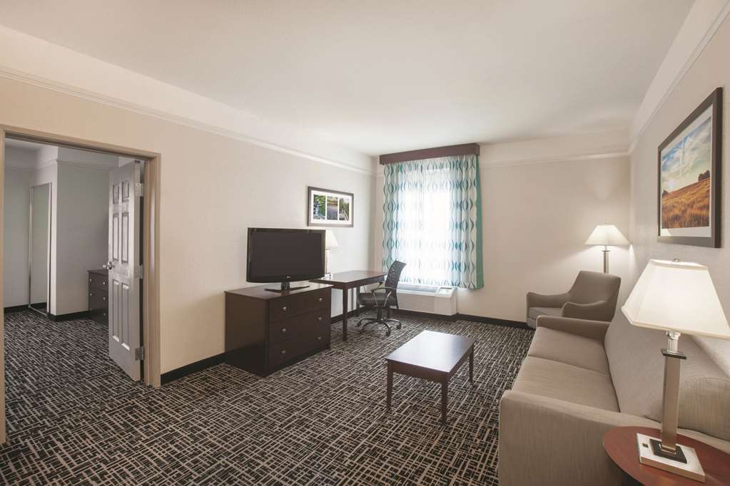 La Quinta Inn & Suites by Wyndham Mansfield TX - photo 23