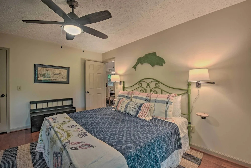 Cozy Clayton Cabin with Deck and Mountain Views — 4-Star Luxury Hotel in Clayton, United States