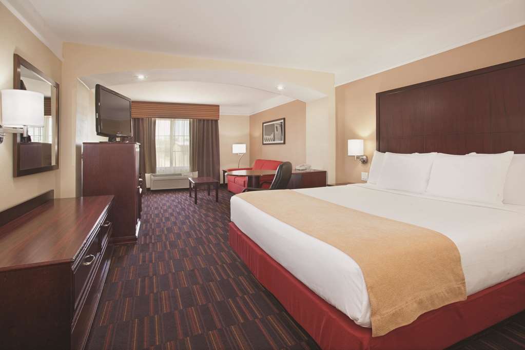 La Quinta Inn & Suites by Wyndham Albuquerque Midtown - photo 45