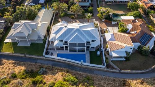 Beachfront Escape Private Pool And Beach Access — Mandurah