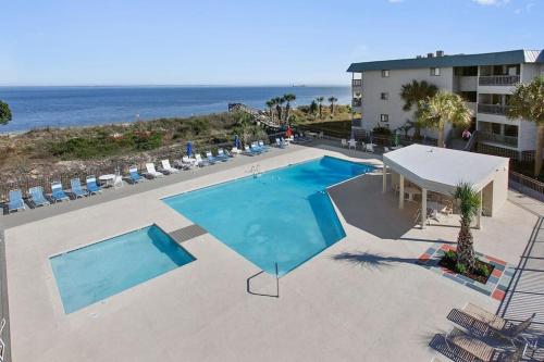 Beachside Condo Water And Pool View Top Floor — 4-Star Luxury Hotel in Tybee Island, United States