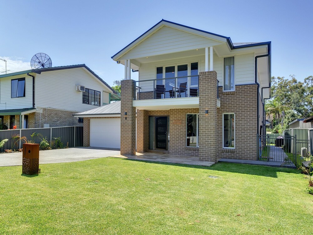 Big Wave At Shoal Bay 8 Achilles St large home with ducted air con Wi Fi and Linen — 4-Star Luxury Hotel in Nelson Bay, Australia