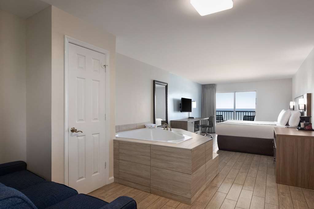 La Quinta Inn & Suites by Wyndham Oceanfront Daytona Beach - photo 29