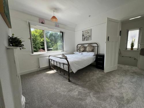 3 bedroom cosy home in Birmingham — 4-Star Luxury Hotel in Oldbury, United Kingdom
