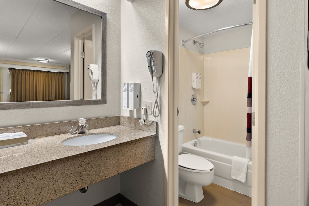 Red Roof Inn Cleveland Westlake - photo 25