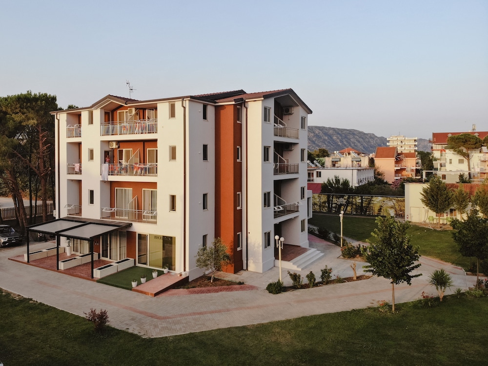 Kompleksi Royal in Velipoje, Albania