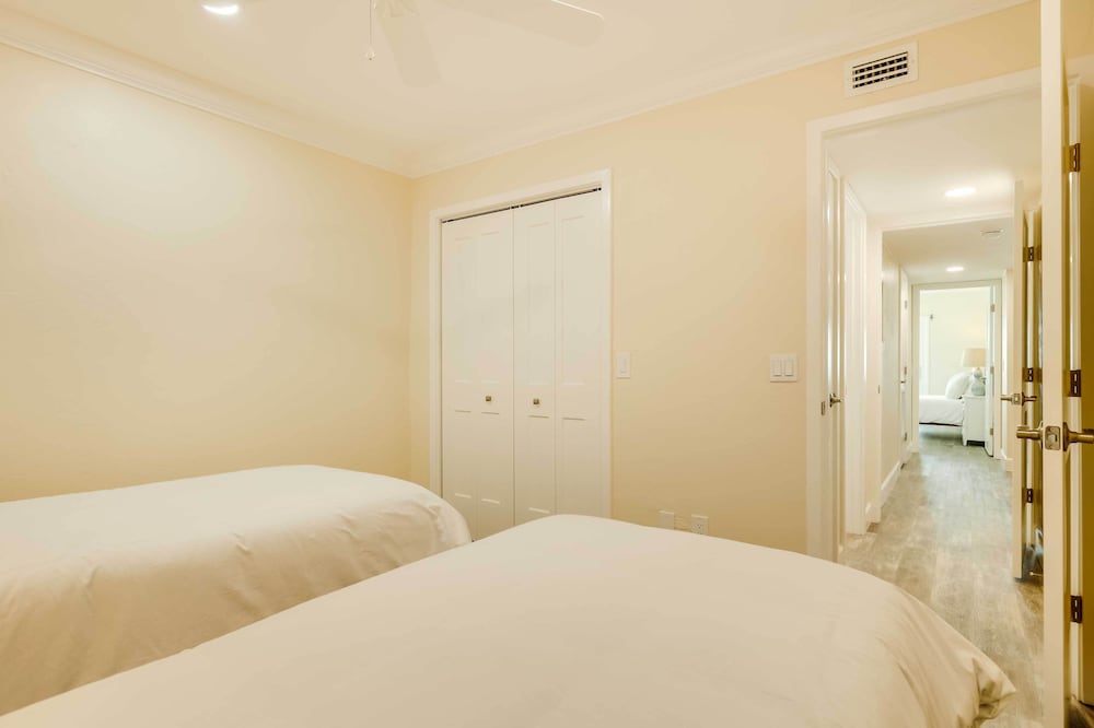 Oceanfront Retreat w Beach & Resort Access - photo 6