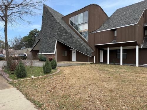 Stylish Remodeled 23 Large beds Near Elvis Presley in Memphis, United States