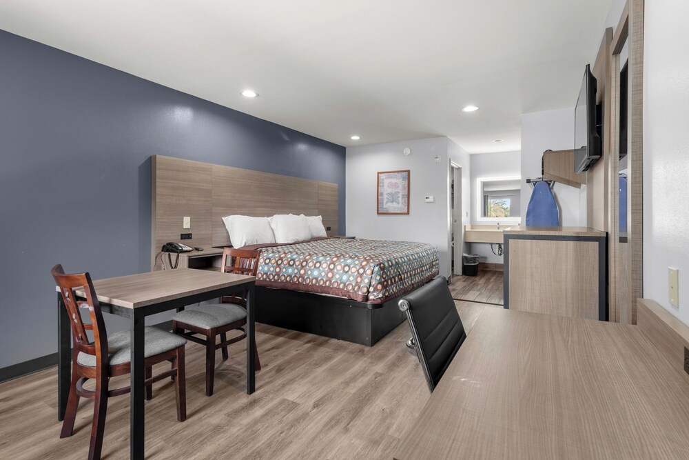 Express Inn and Suites - photo 22