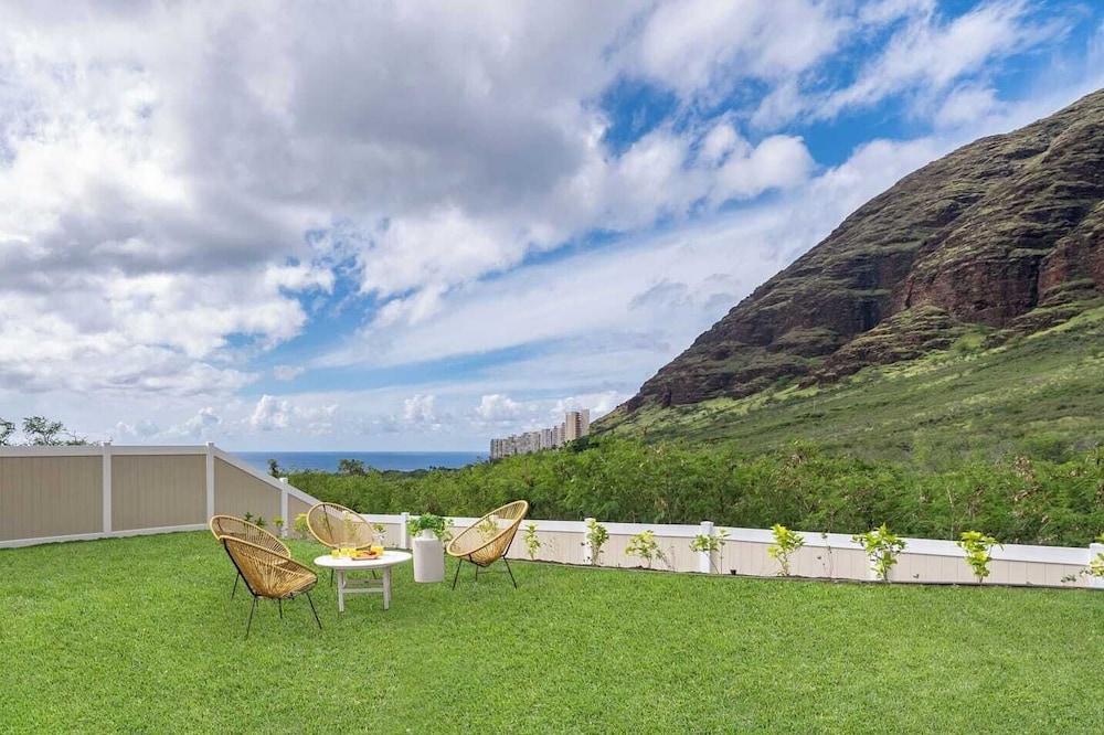 Alaula by AvantStay Gated Security Home w Valley Ocean Views — 4-Star Luxury Hotel in Waianae, United States