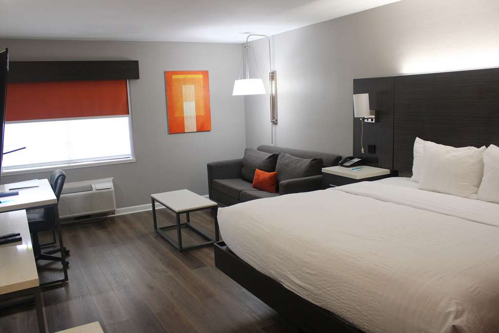 Clarion Pointe Marshall - photo 15