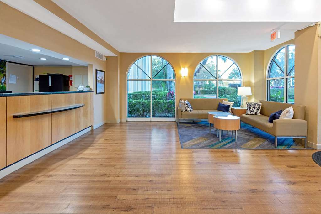 La Quinta Inn & Suites by Wyndham Coral Springs South - photo 10