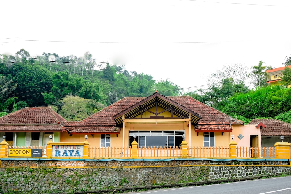 Oyo Life 2638 Hotel Raya — Magetan