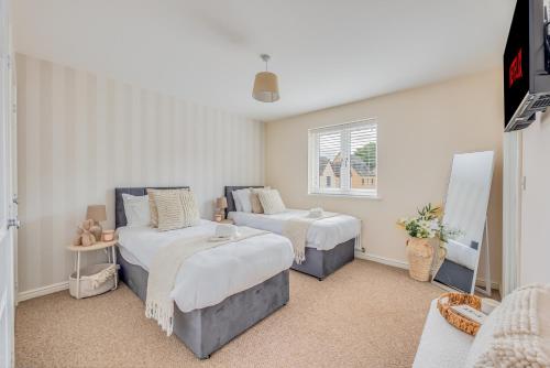 Beautiful Detached House with Driveway Parking Study Room Spacious Garden Smart TVs and Fast Wifi by Yoko Property — 4-Star Luxury Hotel in Northampton, United Kingdom