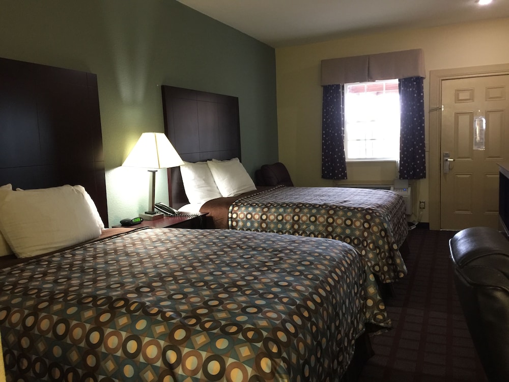 Pearsall Inn & Suites - photo 10