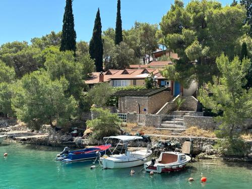 Apartment By the Sea — 4-Star Luxury Hotel in Milna, Croatia