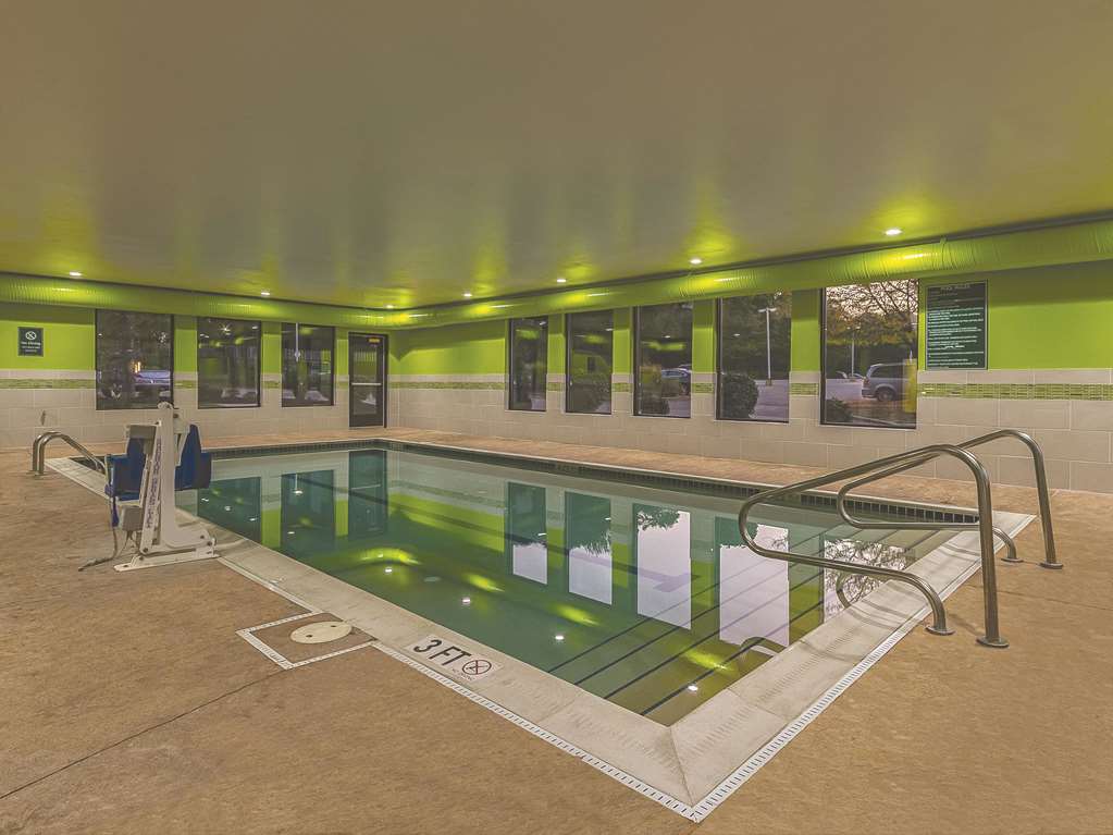 La Quinta Inn & Suites by Wyndham Cleveland Airport West - photo 9