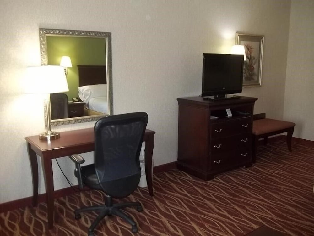 Baymont Inn & Suites by Wyndham Findlay - photo 5