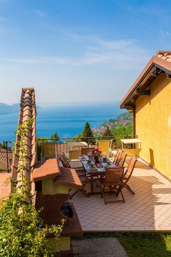 Villa Pineta Theater Home — 4-Star Luxury Hotel in Gardola, Italy