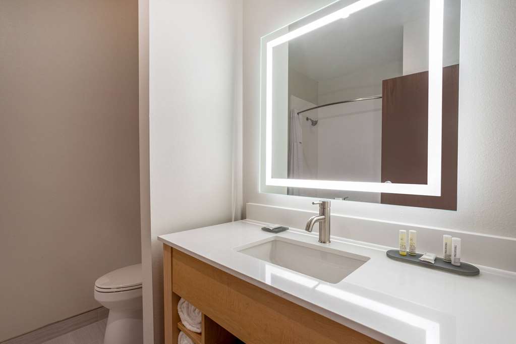 La Quinta Inn & Suites By Wyndham Pflugerville - photo 32