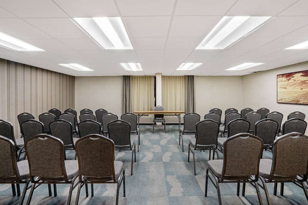 La Quinta Inn & Suites by Wyndham Columbus MS - photo 27