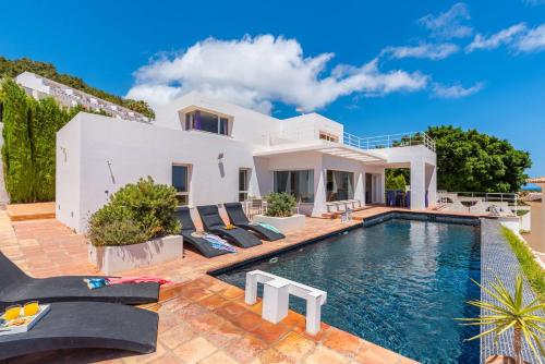 Villa Moderna PlusHolidays — 5-Star Luxury Hotel in Calp, Spain