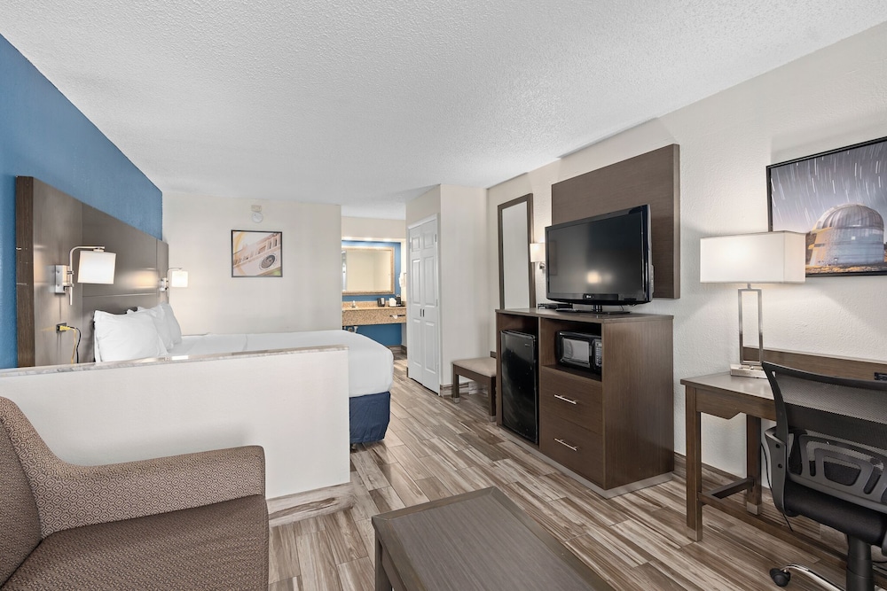 Baymont by Wyndham Orlando East - photo 6