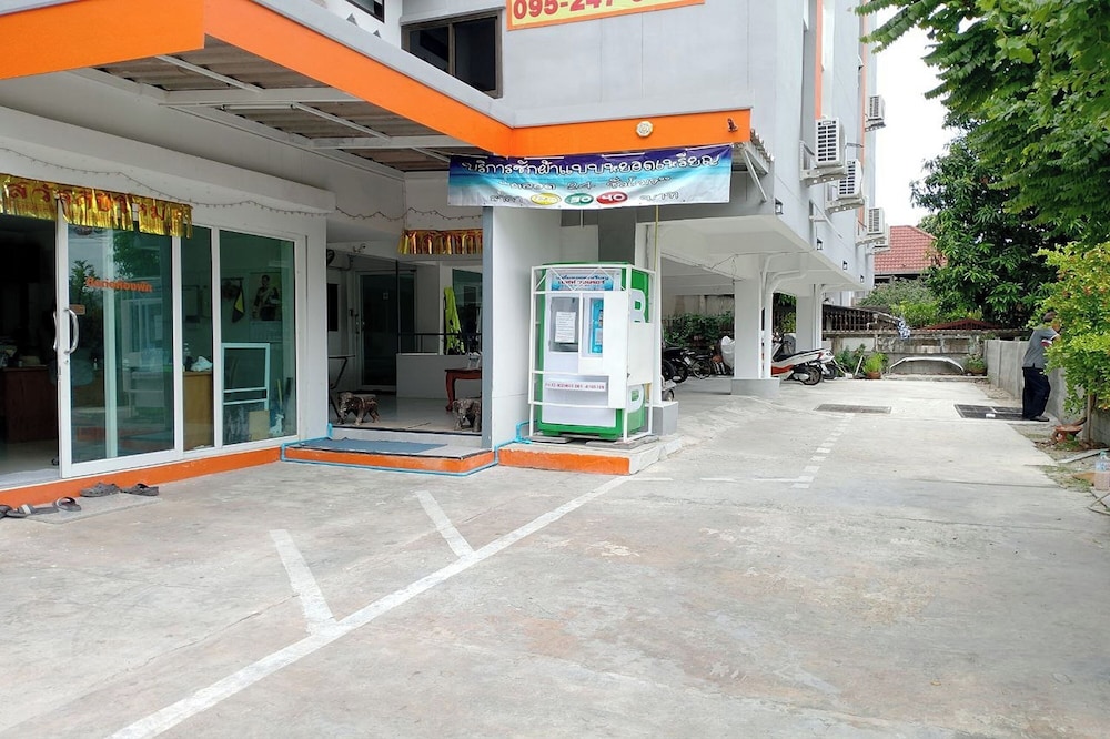 Na Nont Place in Pak Kret, Thailand