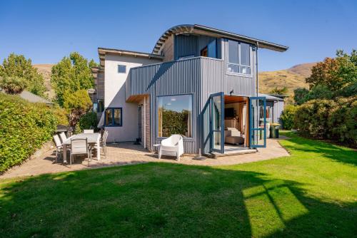 Lakehouse Retreat Wanaka Holiday Home — 4-Star Luxury Hotel in Wanaka, New Zealand
