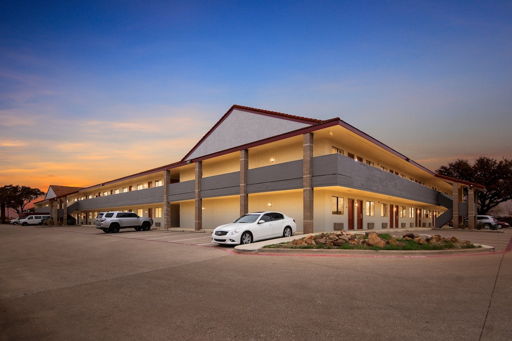 Red Roof Inn & Suites Irving DFW Airport South - photo 45