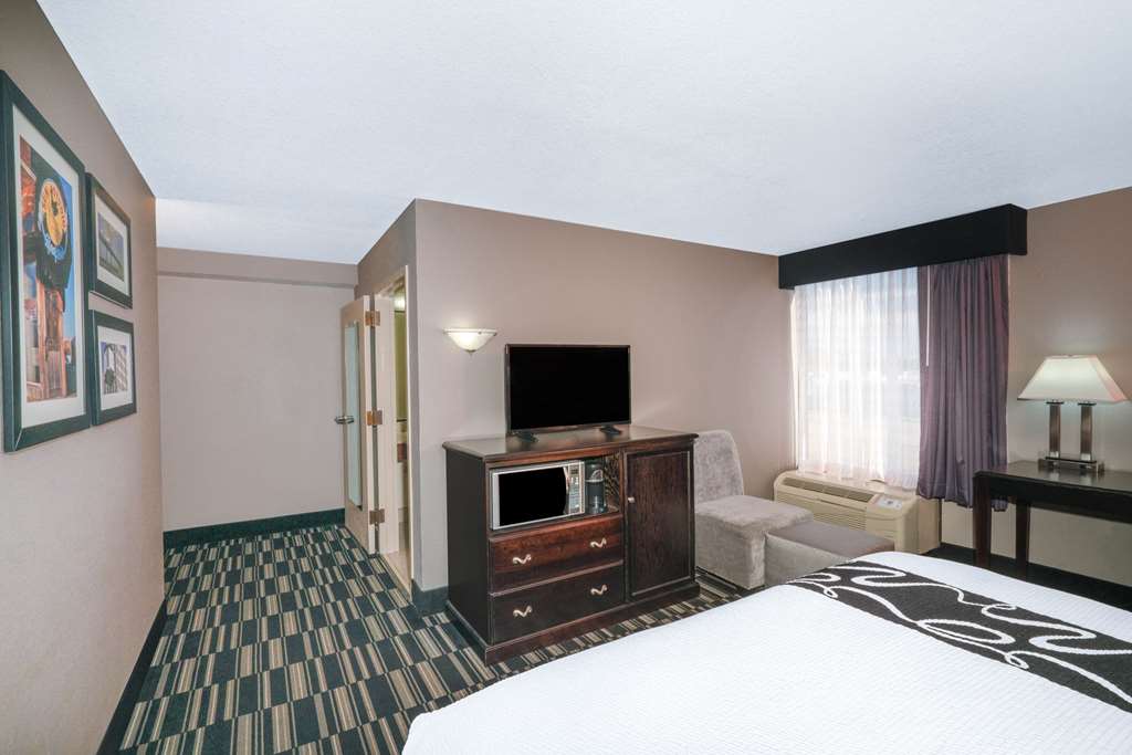 La Quinta Inn & Suites by Wyndham Memphis Airport Graceland - photo 21