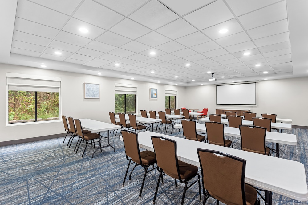 Holiday Inn Express Hotel & Suites Cross Lanes by IHG - photo 23