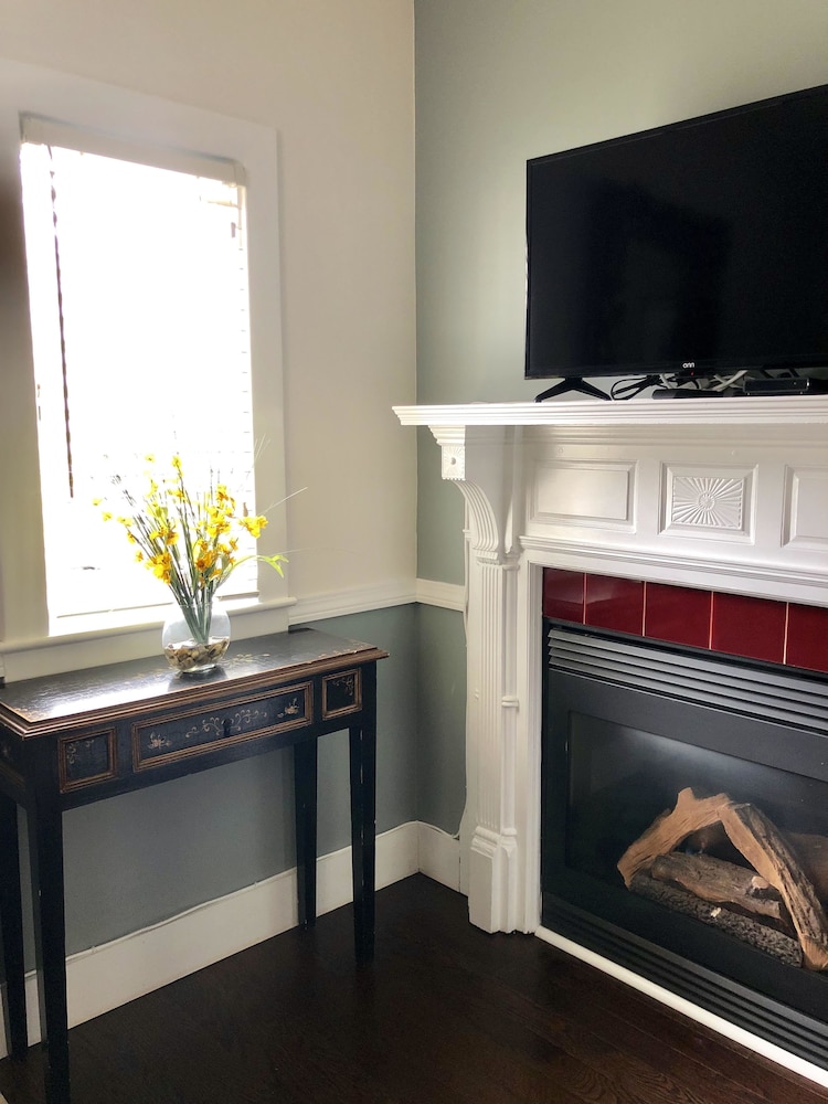 Ivy Manor Inn Village Center - photo 10