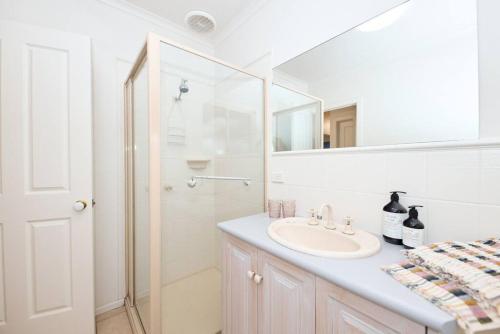 Torquay Beachside Retreat Walk to Fishermans Beach & Cafes in Torquay, Australia