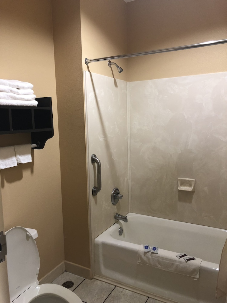 Weston Inn & Suites - photo 31