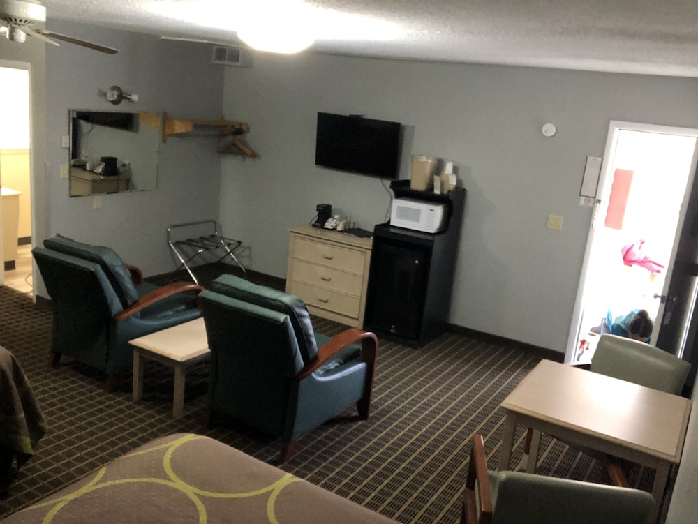 Hawkeye Motel - photo 14