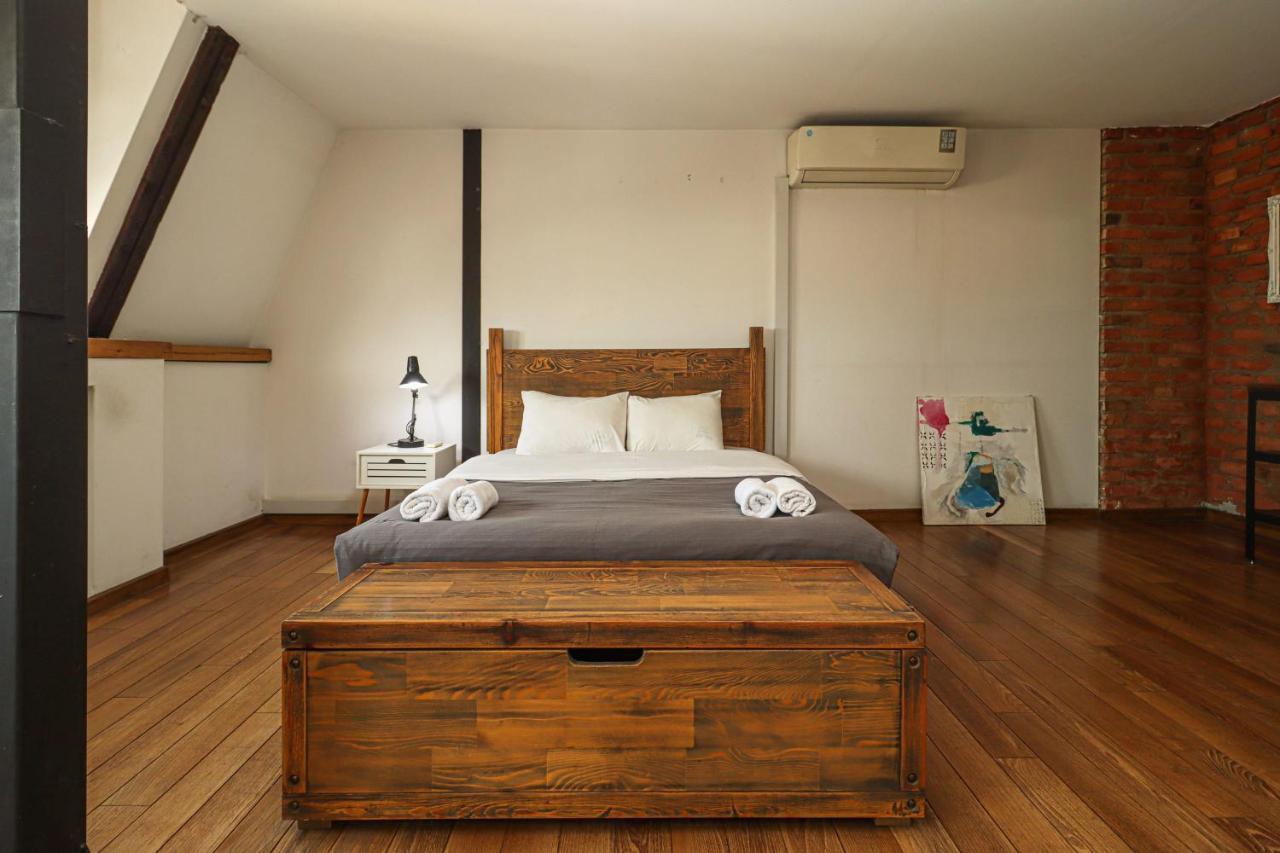 Vintage Mezzanine Apt in City Center By Wehost