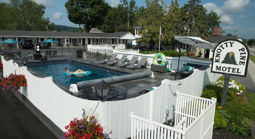 Knotty Pine Motel — Bennington