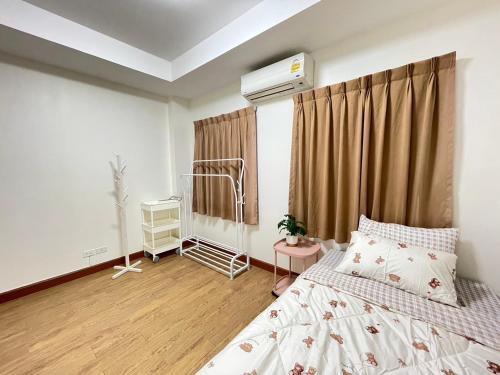 Modern 5 Bedroom Townhome near MRT and Local Charm
